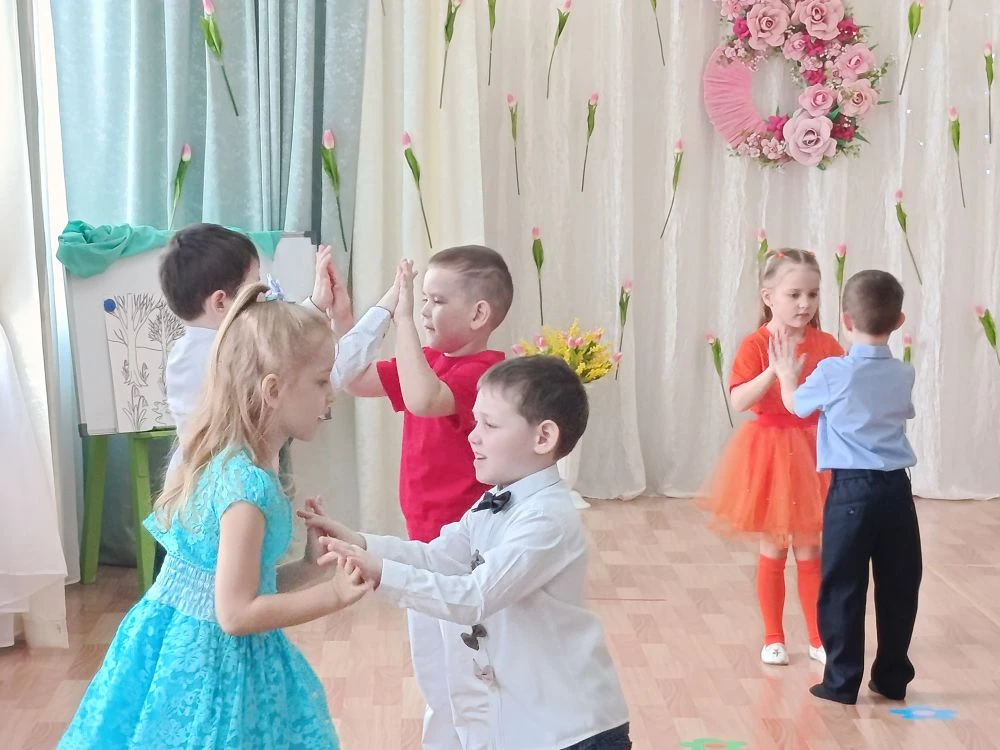 На свете добрых слов живёт немало,