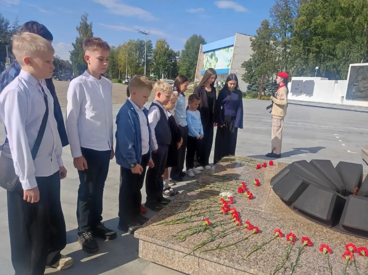 🇷🇺Связь поколений и вечная память: юнармейцы возложили цветы на Площади Победы 🇷🇺