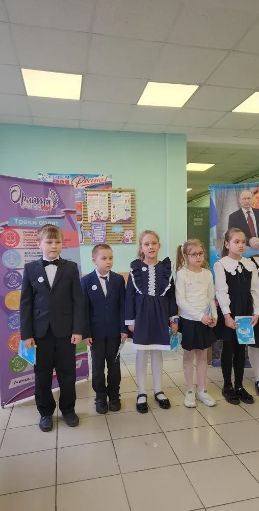 🦅 Пополнение в рядах «Орлят России»! Сегодня в нашей школе прошло торжественное посвящение первоклас