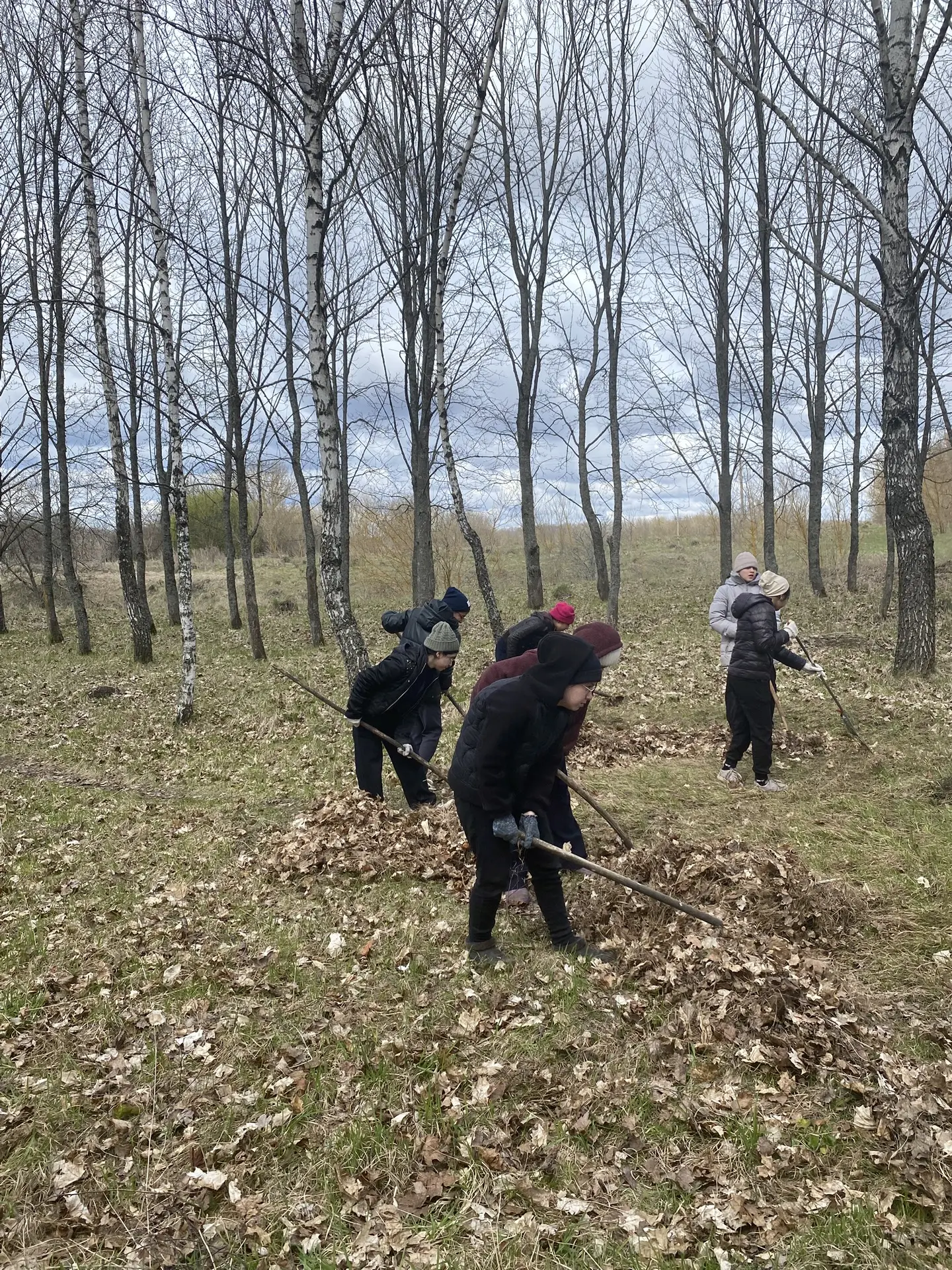 Сегодня ребята из нашей школы занимались уборкой территории Братских захоронений.
Прошёл субботник п