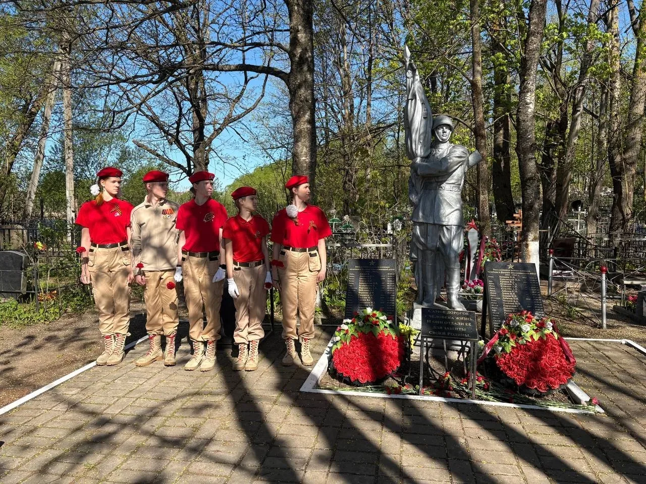 Сегодня Петровское кладбище стало местом глубокого поклонения и нерушимой памяти. У Братского захоро
