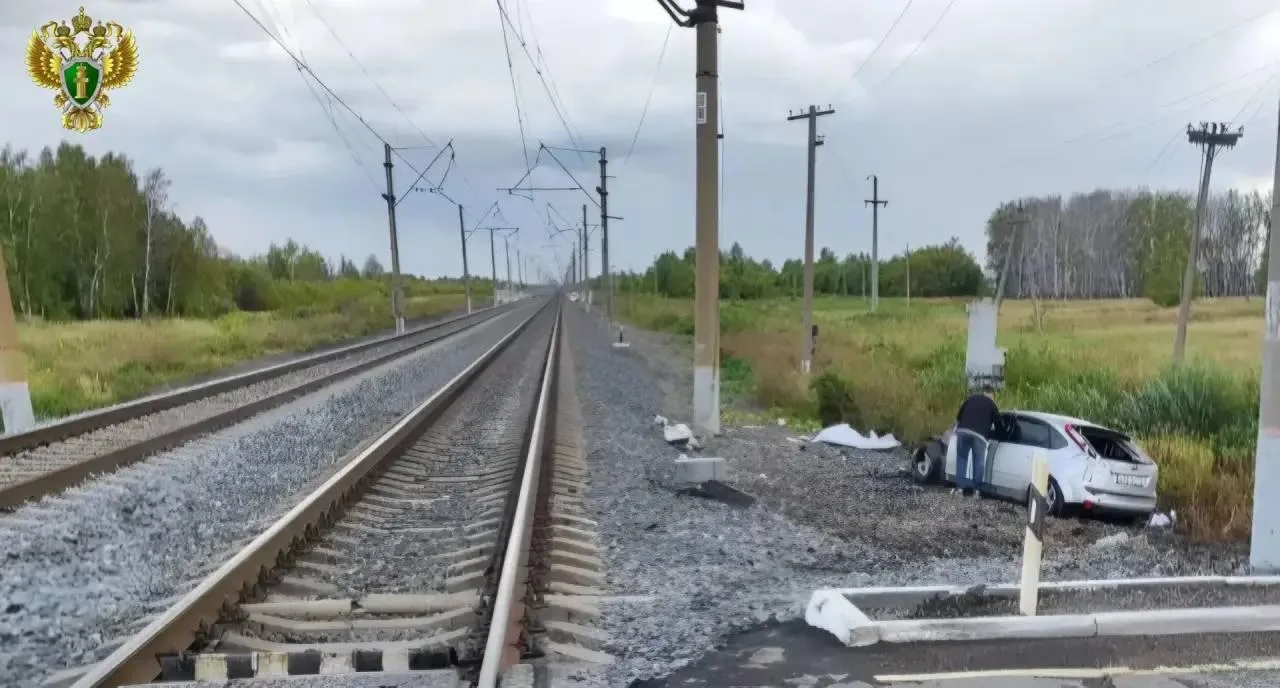 В Омской области легковушка столкнулась с грузовым поездом