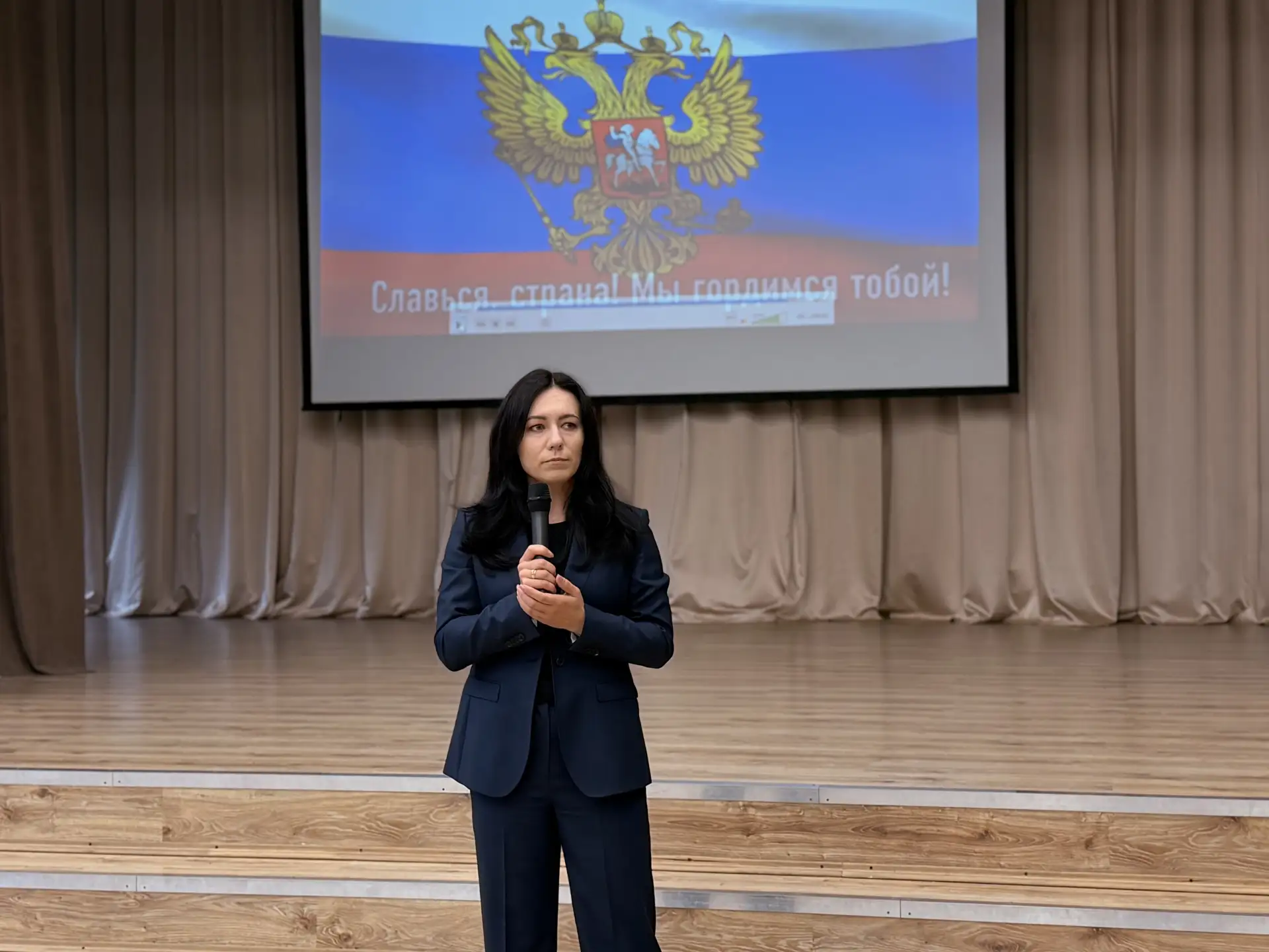 🇷🇺 Первая церемония выноса флага в новом учебном году