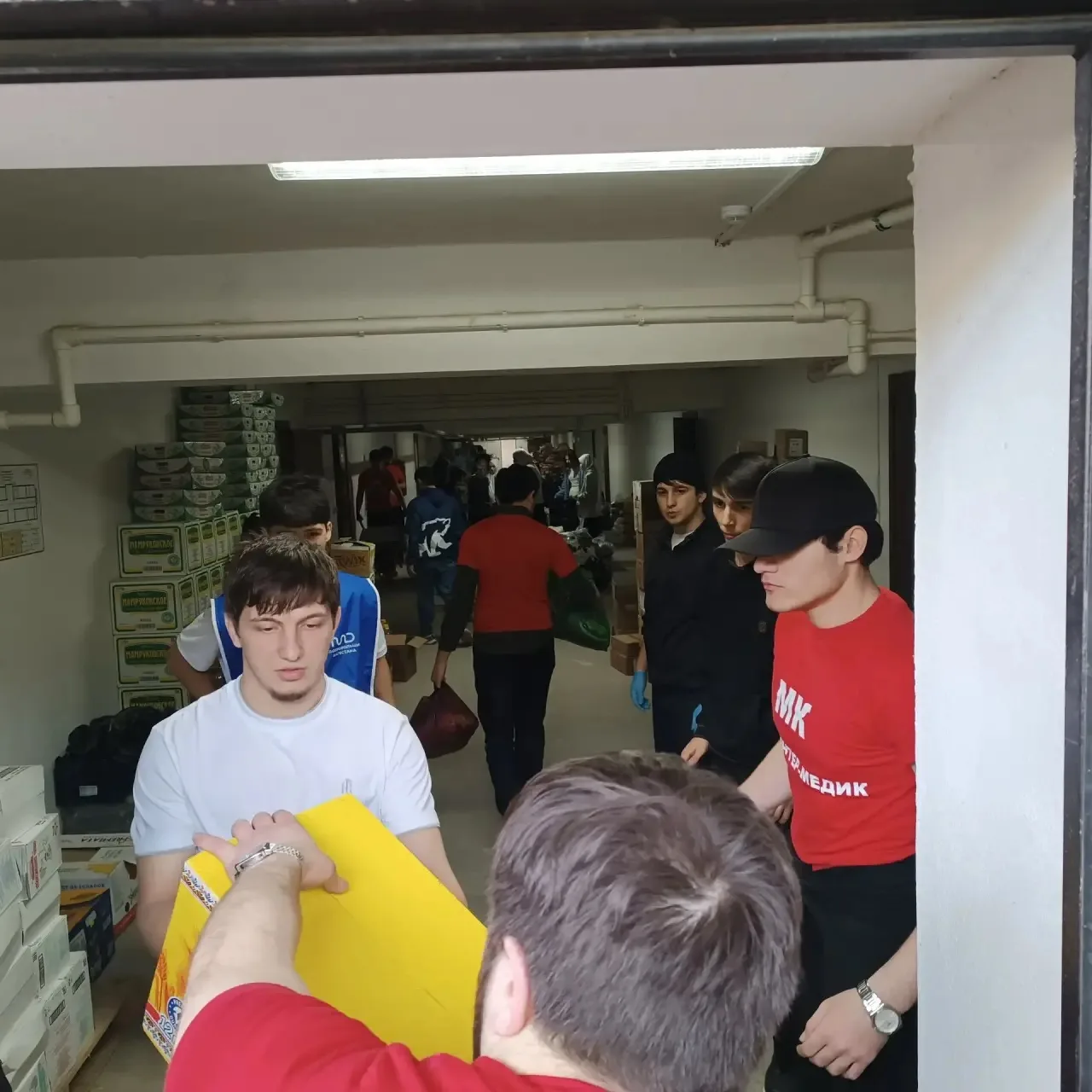 🔺Волонтеры медики помогают при разгрузке гуманитарной помощи в едином центре по приему...