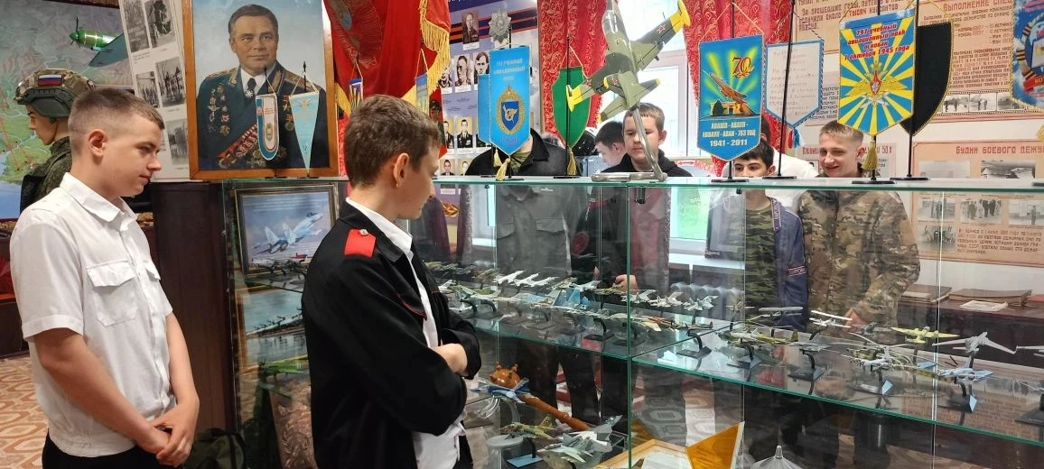 В рамках проведения учебных сборов среди 8 классов, наши ученики посетили военную часть г. Тихорецка
