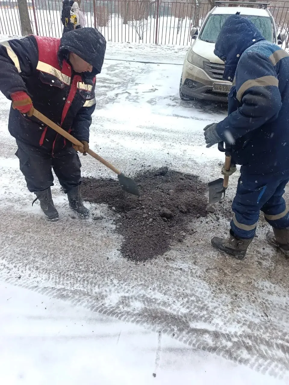 Подсыпка ям щебнем на внутриквартальных дорогах проведена силами АО «Теплосеть» на Кораблестроителей