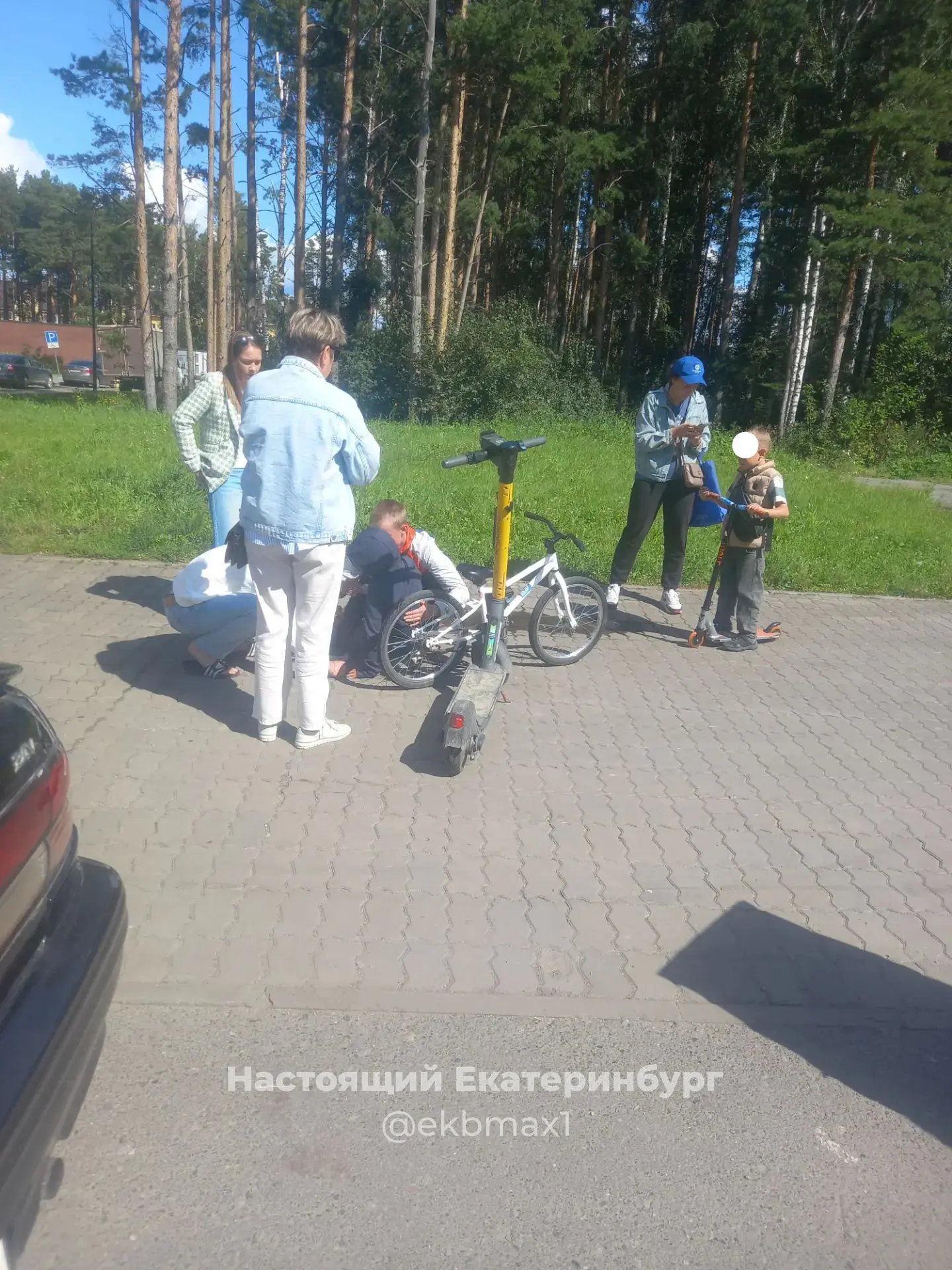 в Академическом возле Краснолесья, 100 самокатчик сбил ребенка на велосипеде! Вызвана с...