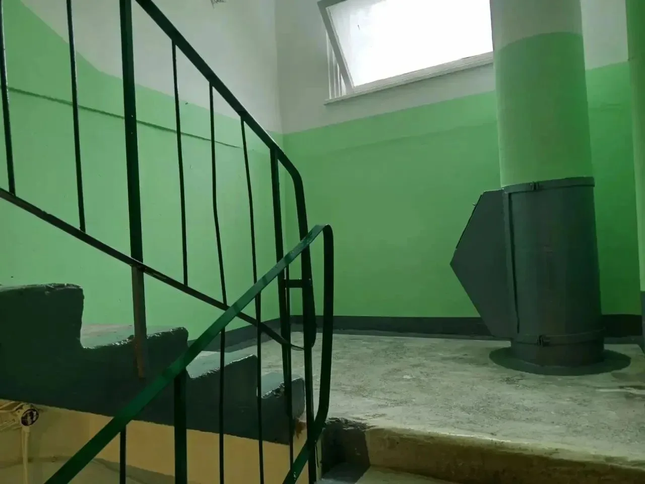 Продолжаем ремонтировать подъезды, менять почтовые ящики и осветительные приборы на лес...