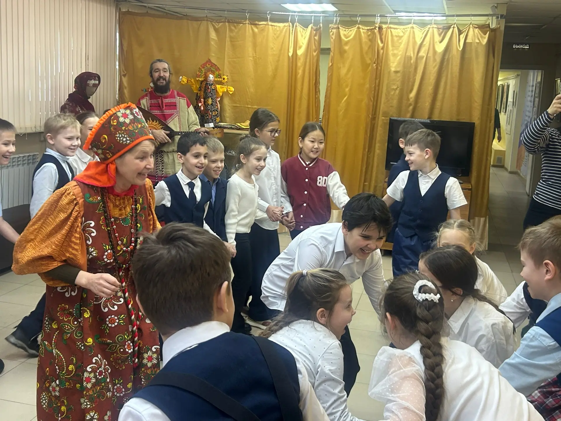Знакомство с традициями: экскурсия в «Дом ремесел» накануне Масленицы  На этой неделе учащиеся 3 Г к