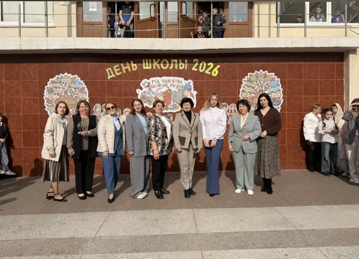 Продолжаем репортаж со Дня школы! 🎥🏫  Номинация «СОБЫТИЕ ГОДА 2025–2026» — наши учителя стали призёр