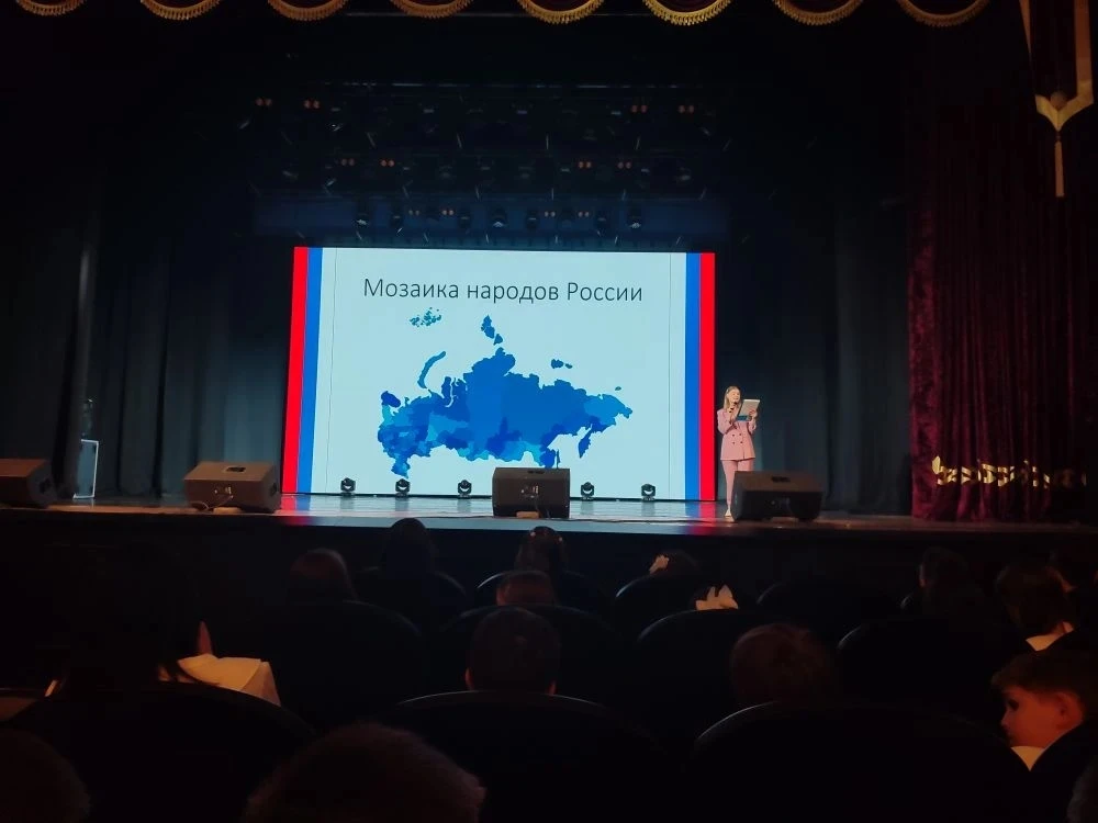 Тема: 8 "Г" класс на празднике дружбы народов России.   Сегодня ученики 8 "Г" класса вместе с классн