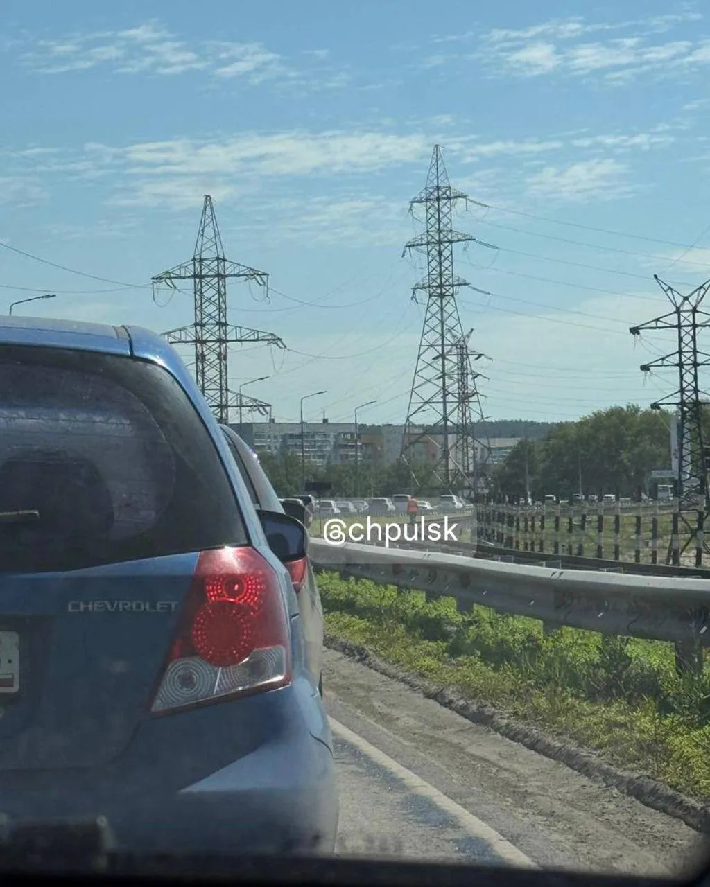 🚗 На Императорском мосту выстроилась огромная пробка в сторону Заволжья.

По словам водителей, зато