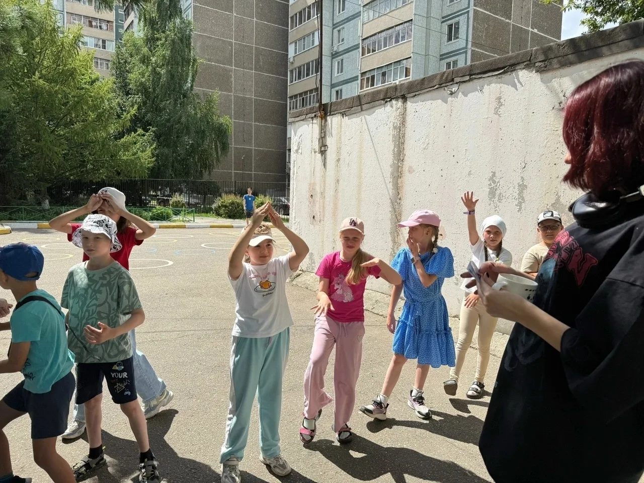 13 июля лагерь активно готовился к закрытию смены. Академии танцуют, поют и играют вместе с педагога