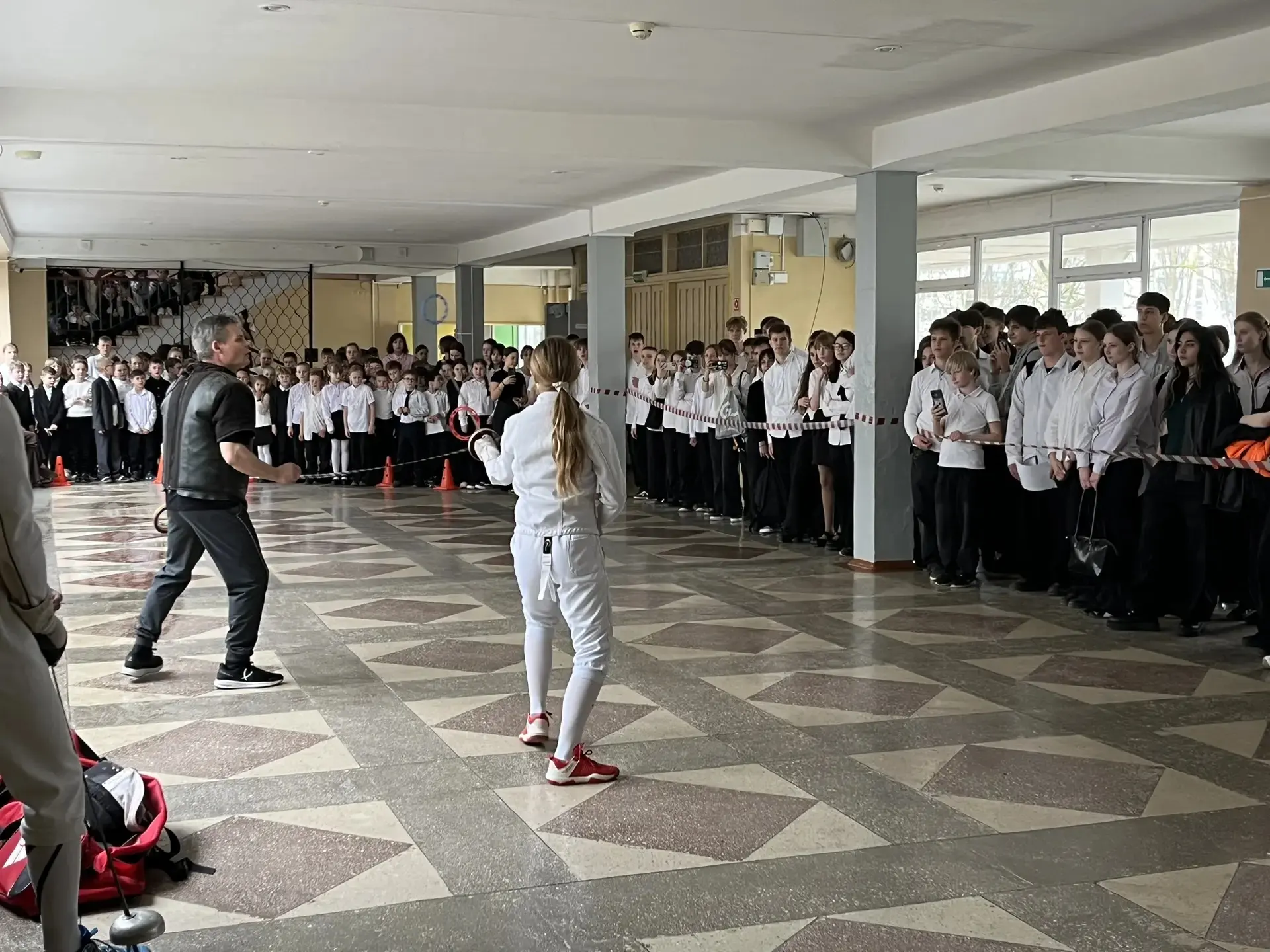 🤺 Школьники приобщились к миру элегантности и стратегии на мастер-классе по фехтованию!  Мероприятие