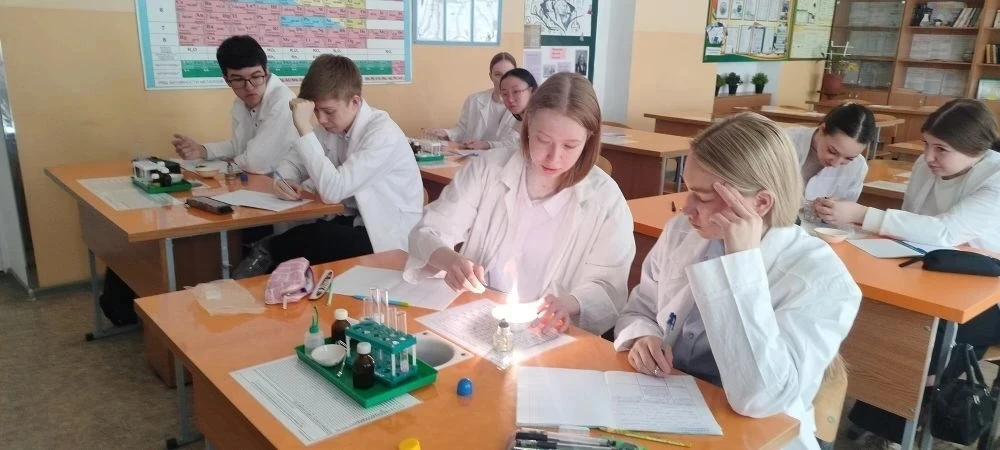 🧪 От теории к практике: Химические свойства металлов   ✔️На уроке химии в 11 классе ребята провели и