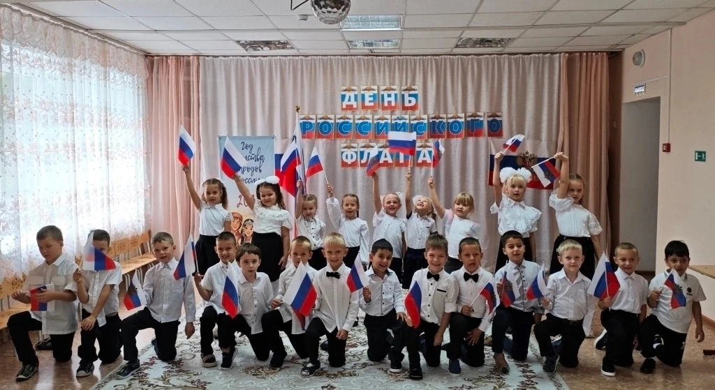🇷🇺 Гордо реет флаг России! День Государственного флага в «Рябинке» 🇷🇺