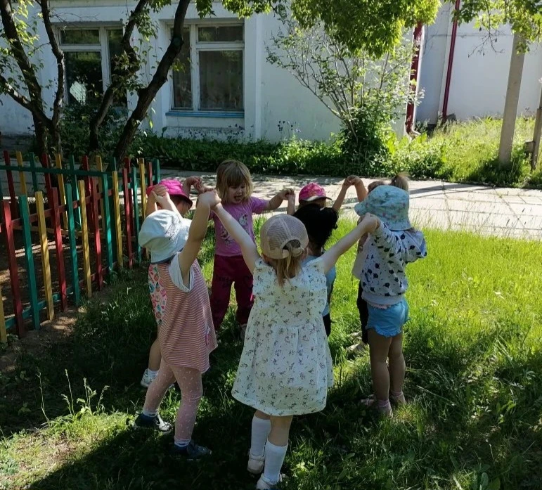Лето — пора объединяться! 🌞Летом группы в детских садах совмещены — и это здорово! Дет...