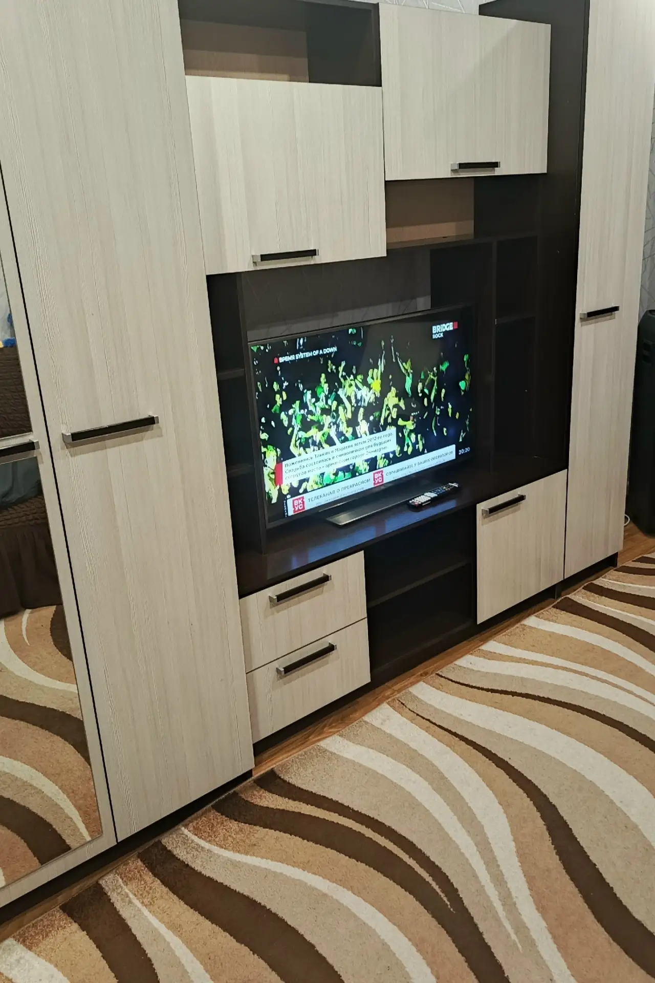 Продам стенку с зеркалами.Классный цвет венге!!!+ телевизор 43 SMART LG  Телефон 898235...