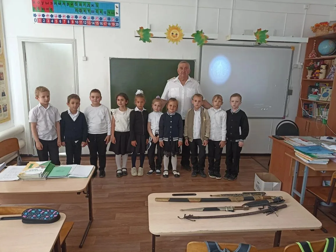 Классный час с казаком-наставником прошёл для учащихся 1 класса.