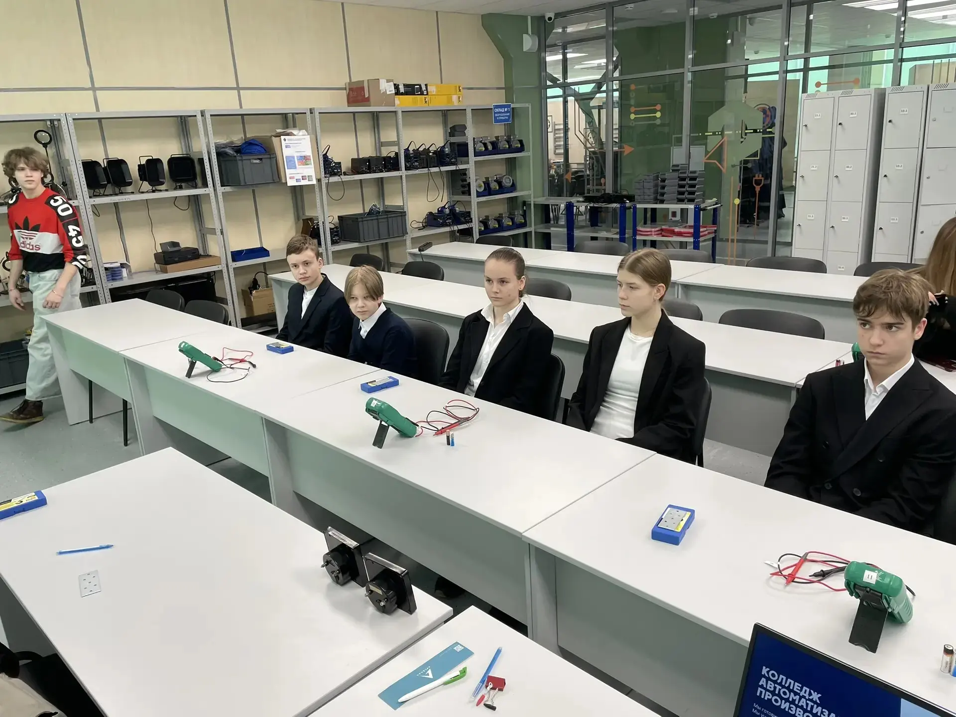 В рамках профориентационного проекта "Билет в будущее" учащиеся 8в класса вместе с классным руководи