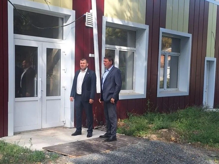 Депутаты городской Думы, члены фракции «Единая Россия» Евгений Белаков и Виталий Ралко ...