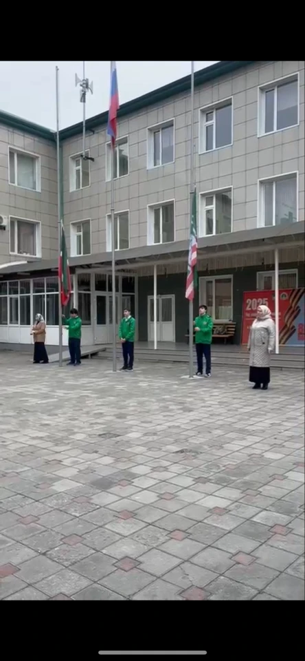 По традиции в МБОУ «СОШ №20 им. М.С.Ташухаджиева» учебная неделя началась с церемонии поднятия госуд