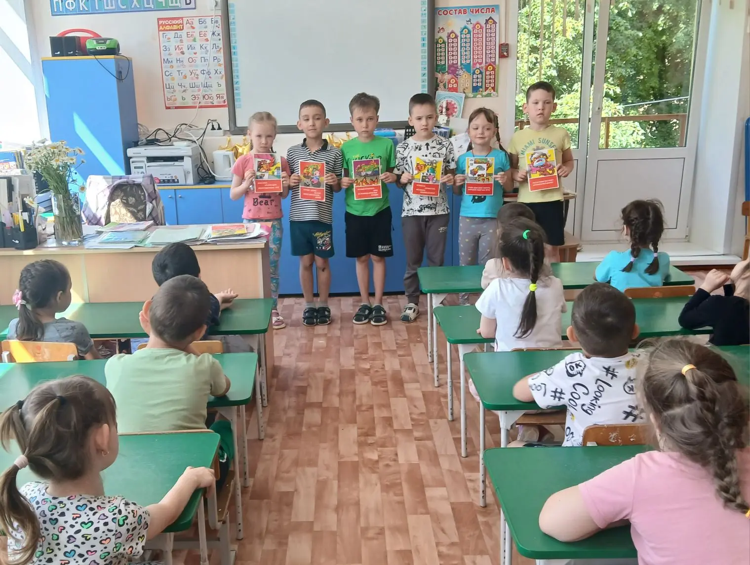 "День пожарной безопасности" 
Цель: закрепить знания о правилах пожарной безопасности.
Задачи:
- вос