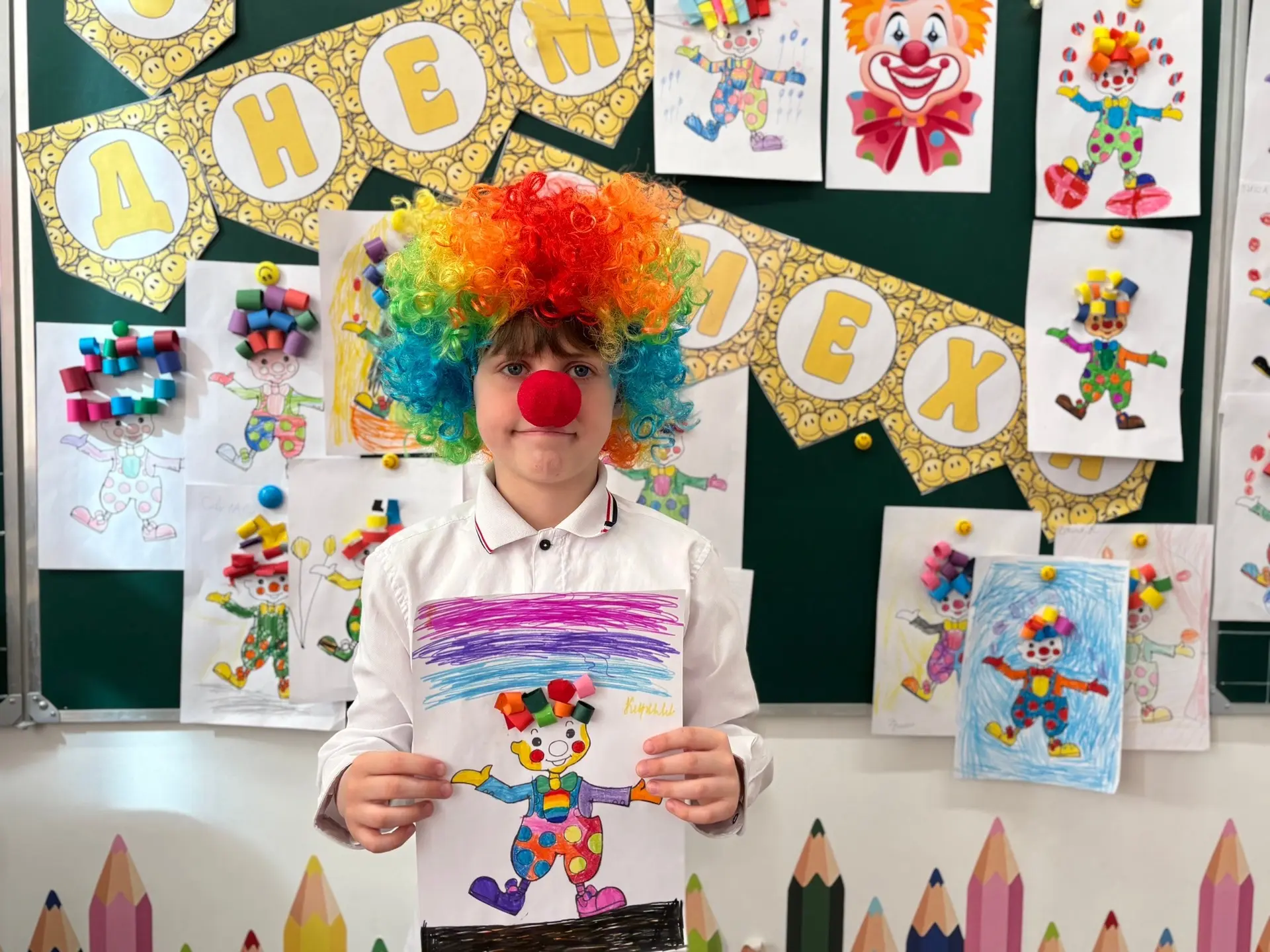 Ко "Дню смеха" ученики 1 д класса сделали аппликацию "Забавный Клоун". 🤡   Какой ребенок не любит ци