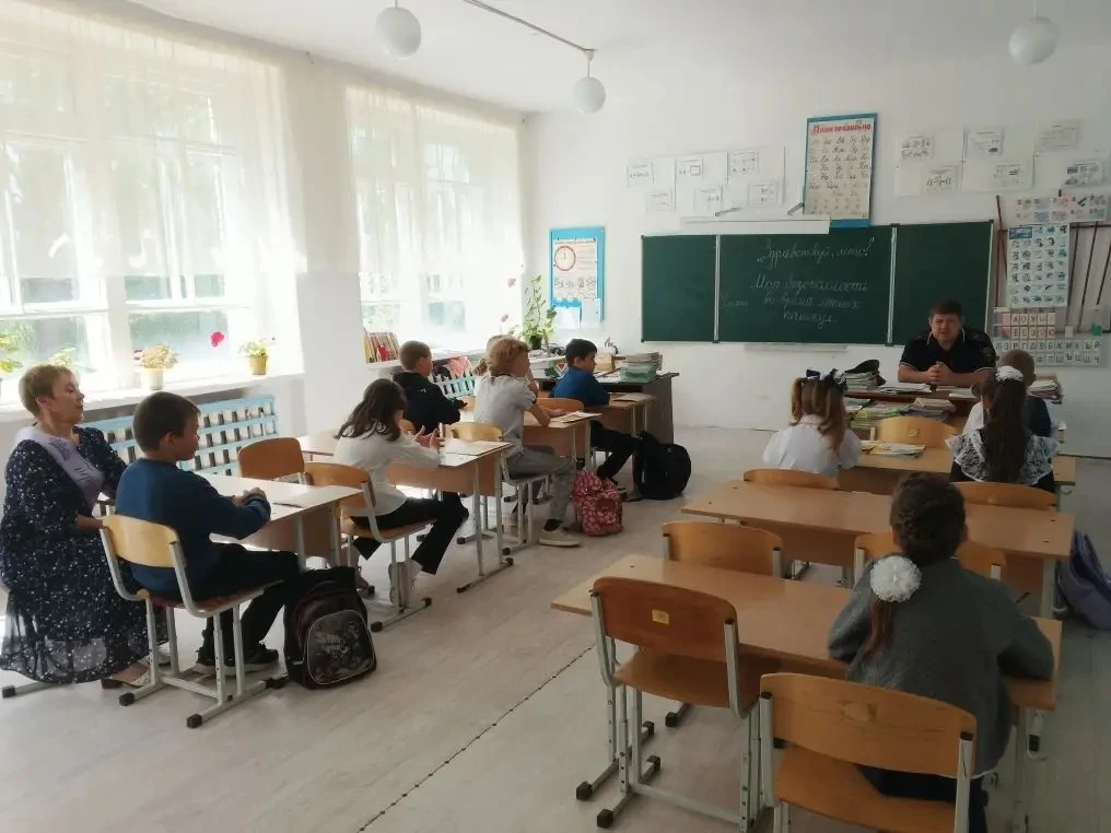 26 мая в 1-4 классах была проведена беседа "Безопасные каникулы" сотрудником полиции Аб...