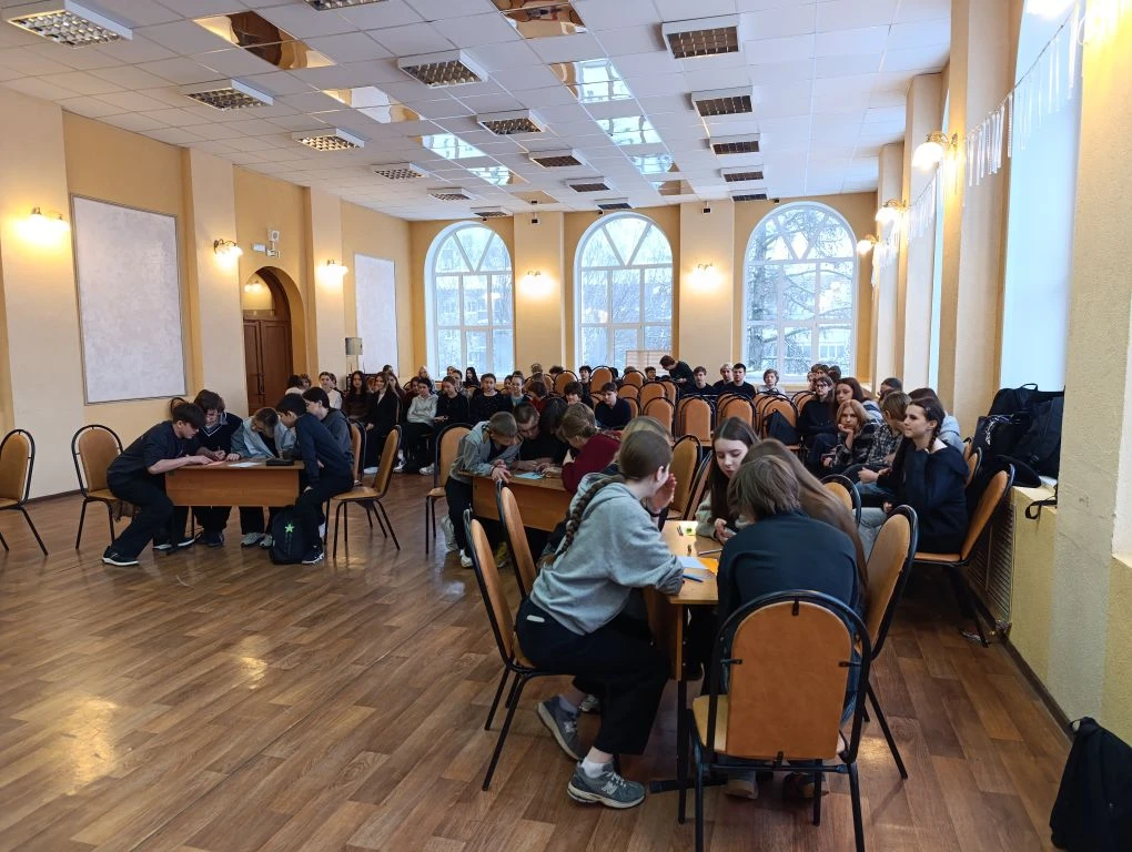 У нас сегодня в школе кипели страсти! Девятиклассники и десятиклассники сражались в геометрическом т