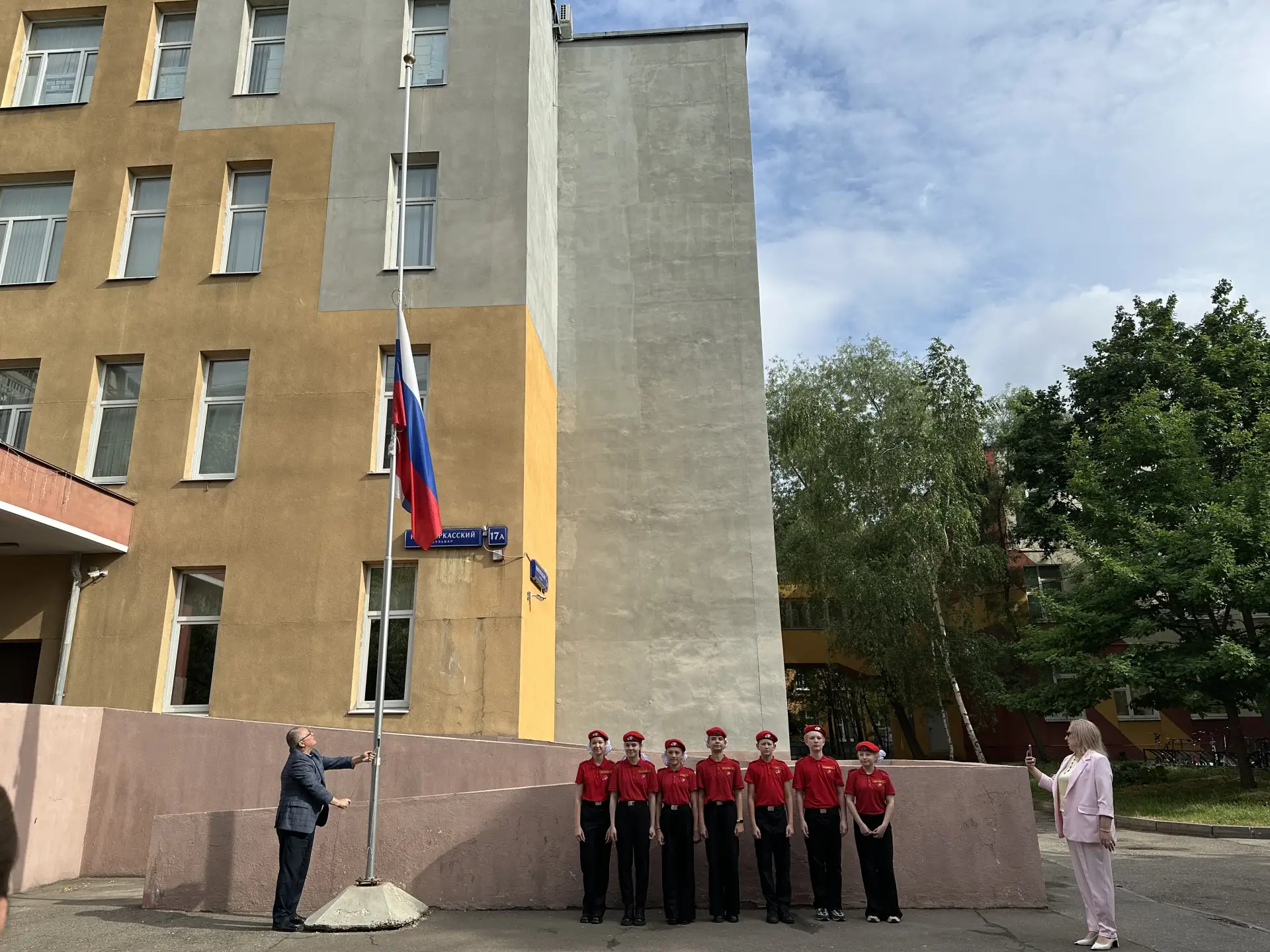 Последний рывок!  🇷🇺 Традиционно с торжественной церемонии поднятия Государственного флага Российско