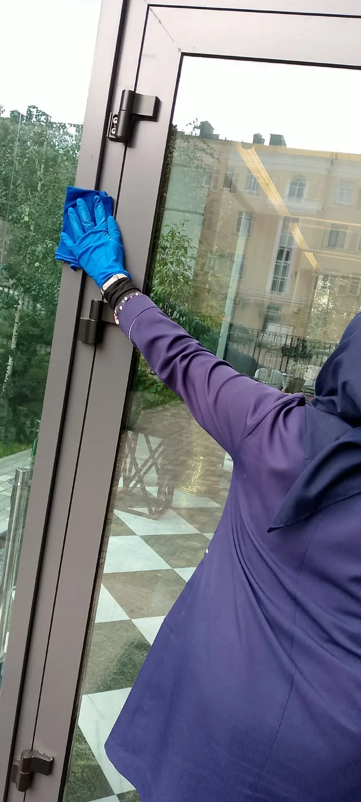 Произведена уборка входной группы по адресу: ул. Советская, д. 16 ЖК «ГРИН ХАУС»