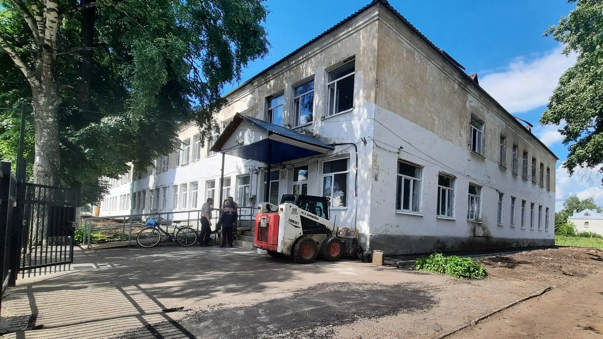 МИХАИЛ ШИРШОВ ПРОВЕЛ ВЫЕЗДНОЕ СОВЕЩАНИЕ В ШКОЛЕ №3, ГДЕ ИДЕТ КАПРЕМОНТ