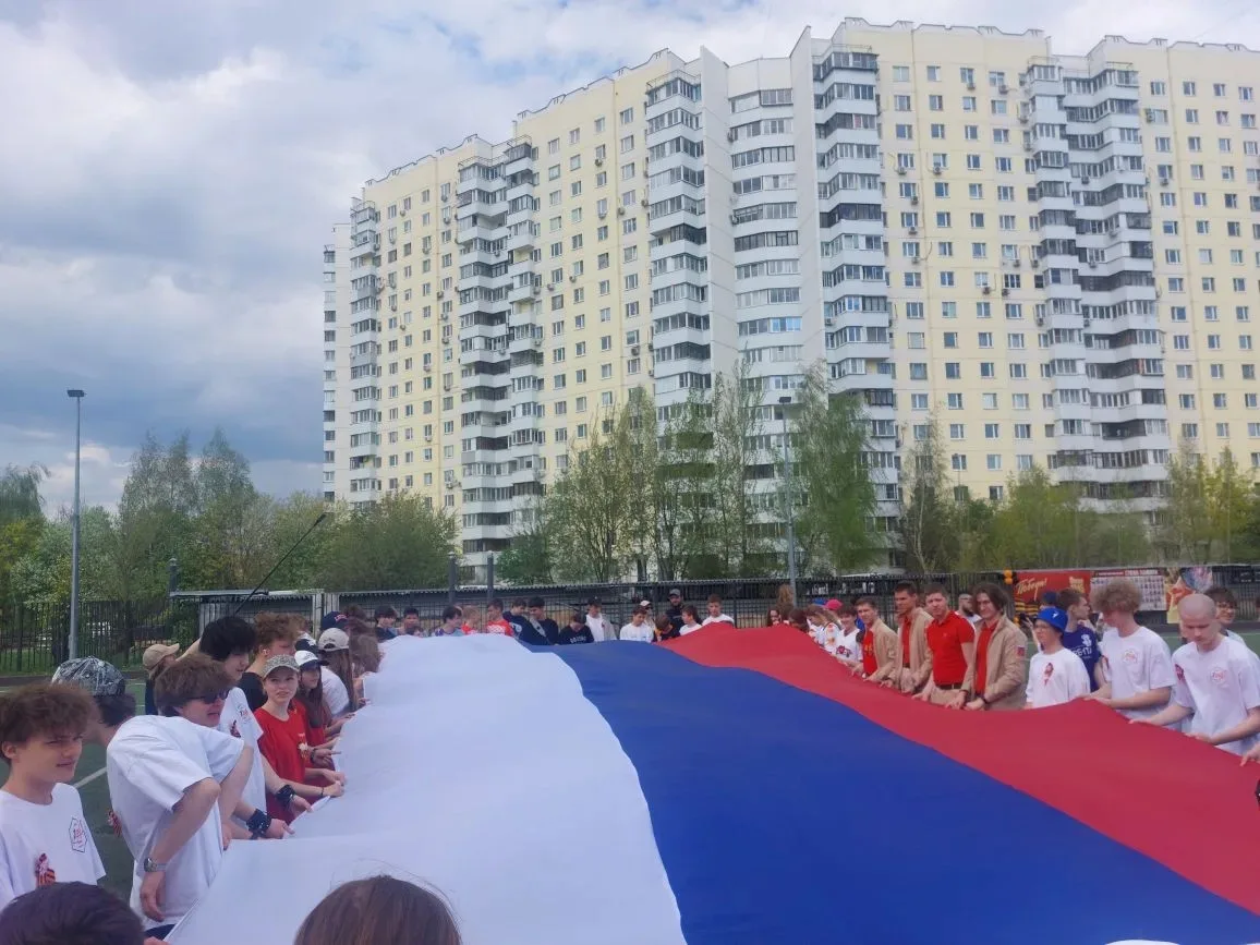 «И эстафету передать Не только внукам, но и дальше... Бороться против всякой фальши Готовых Правду и