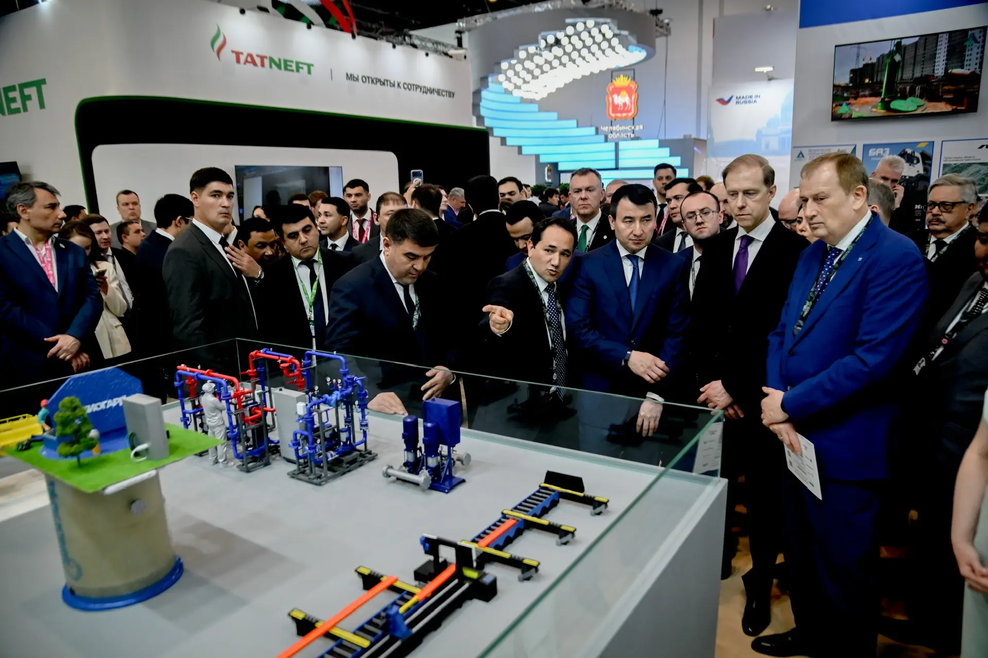 Александр Дрозденко представил Денису Мантурову стенд Ленинградской области на «Иннопро...