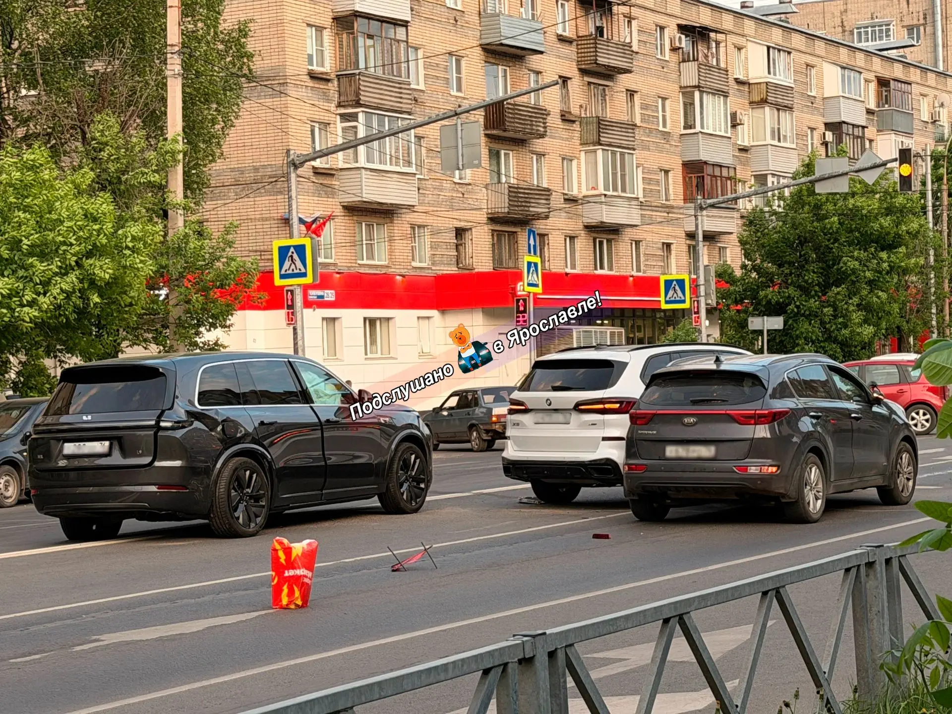 Дорогое пятничное ДТП на пр. Толбухина напротив д. 28/29 Участники: 1) Серый LiXiang 2) Белый BMW 3)