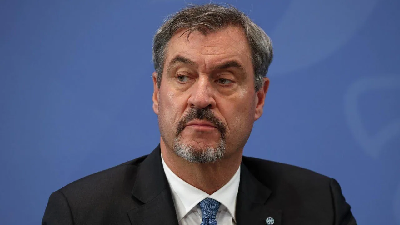 Соратник Мерца, баварский премьер Маркус Зедер, предложил лишить украинских мужчин соци...