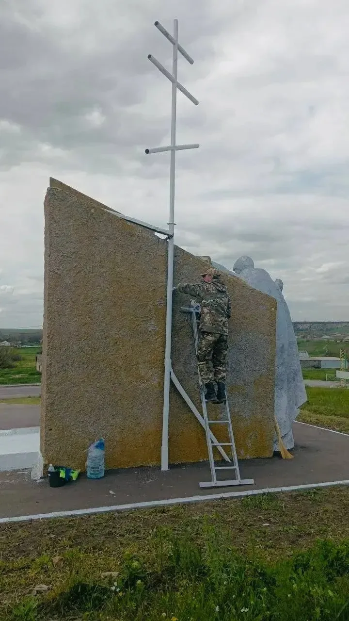 🕊🇷🇺 Военнослужащие 55ой бригады группировки «Центр» в преддверии празднования Дня Победы восстановил
