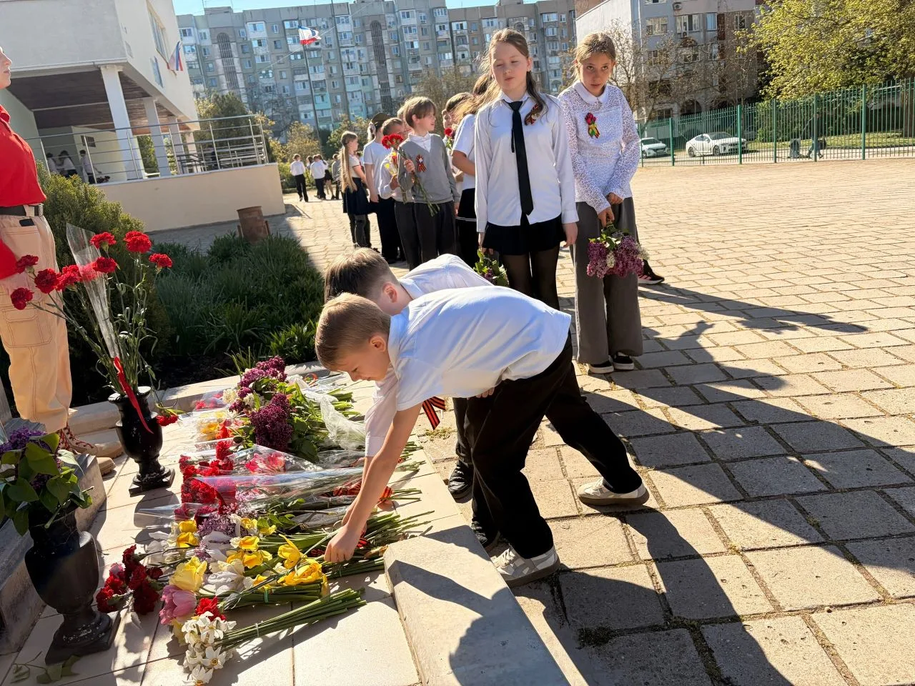 💐«Цветы у обелиска»💐  ⭐️В преддверии 9 Мая учащиеся нашей школы с гордостью присоединились к Всеросс