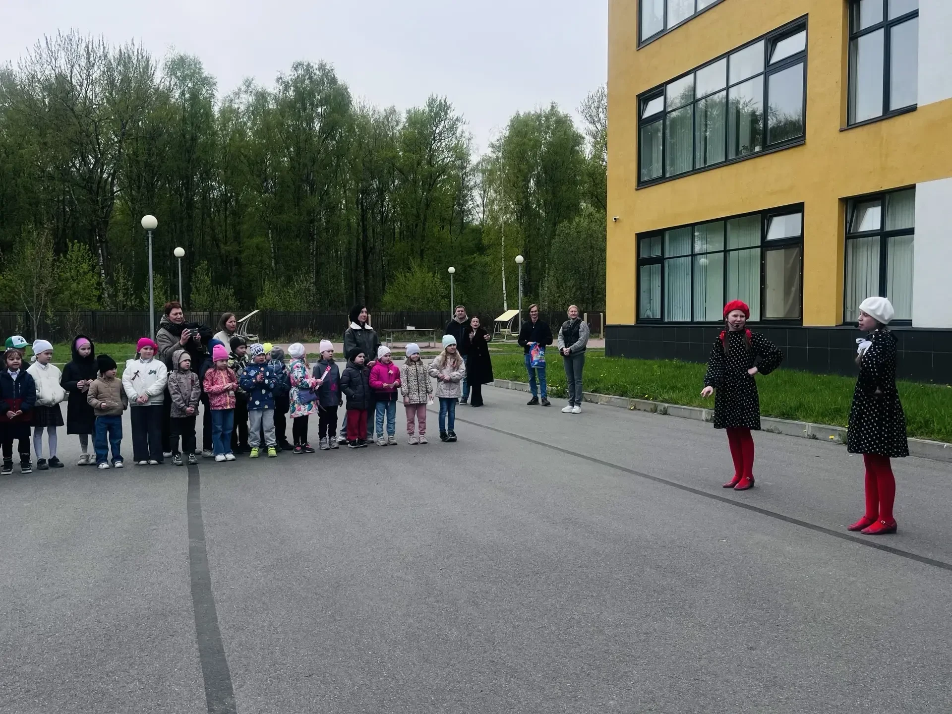 Вторая часть – "Квест-игра" – превратила праздник в увлекательное приключение. Пять команд юных отпр