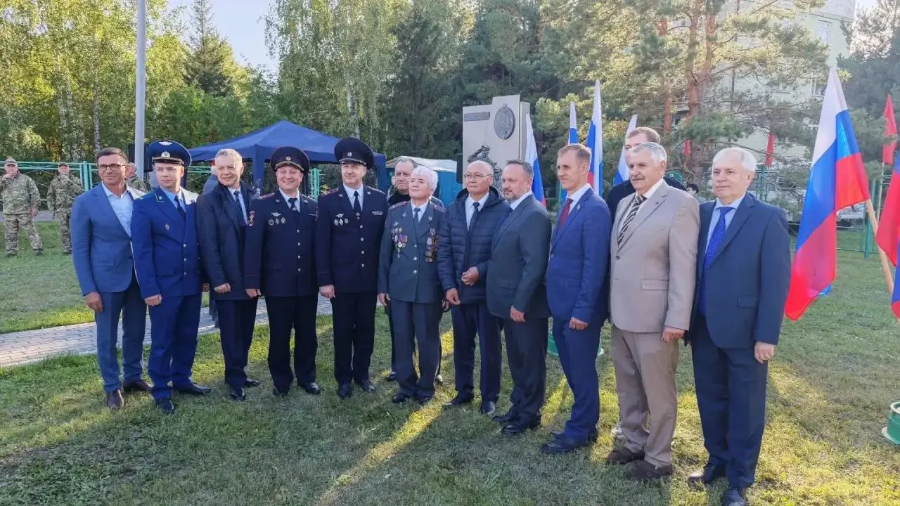 В посёлке Чернолучинском открыли обелиск сотрудникам полиции.