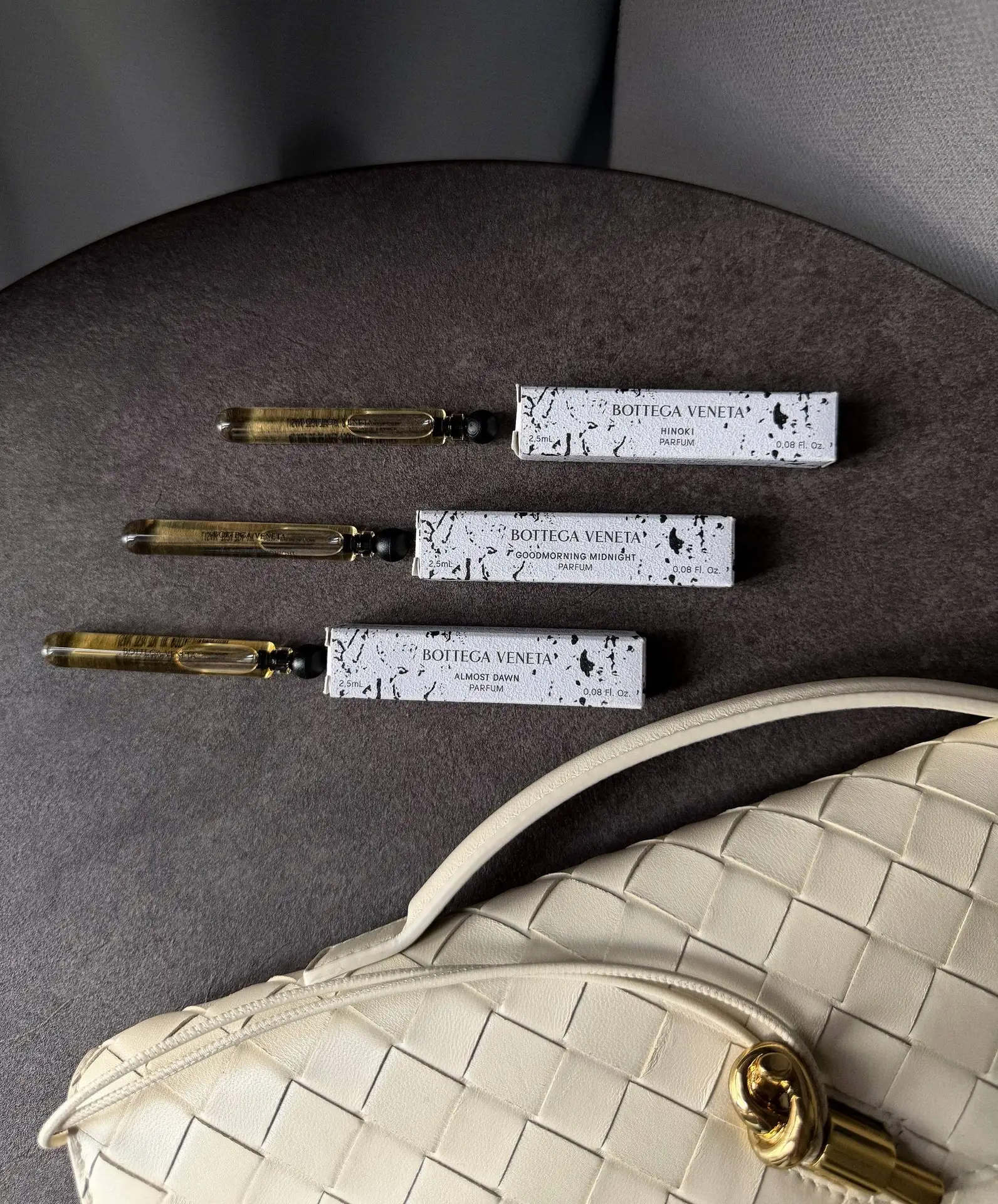 в октябре в Bottega Veneta мне положили к покупке миниатюры их новых духов, вспомнила п...