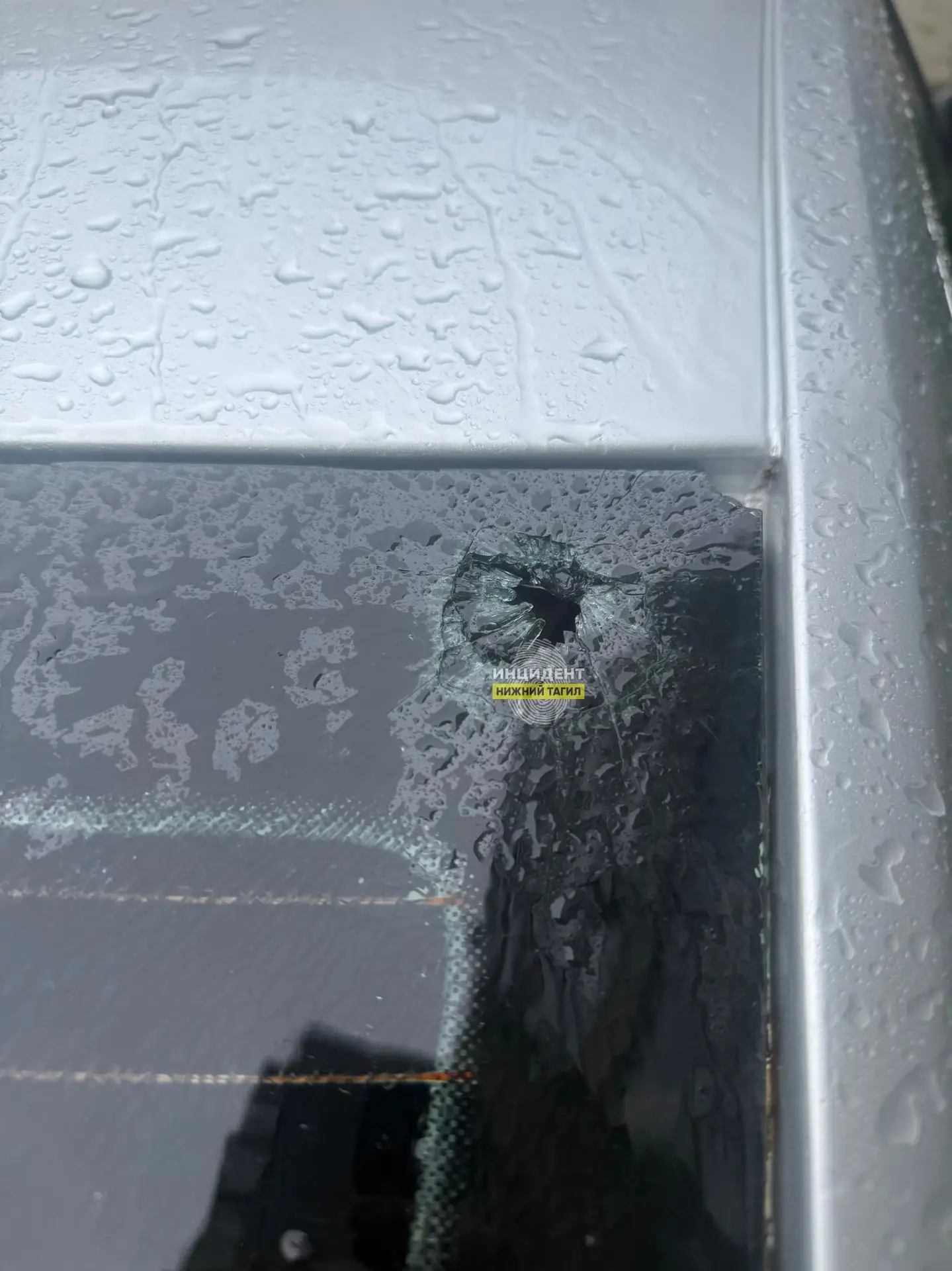 🛑 Автовандалы повредили припаркованный автомобиль на улице Парковой. Помогите найти ви...