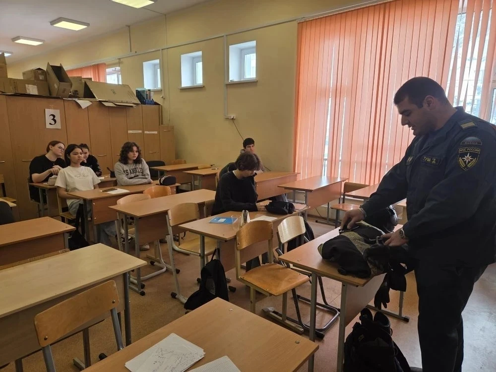 🚨 Урок безопасности от профессионала  Перед каникулами в 8В класс приехал сотрудник пожарной части №