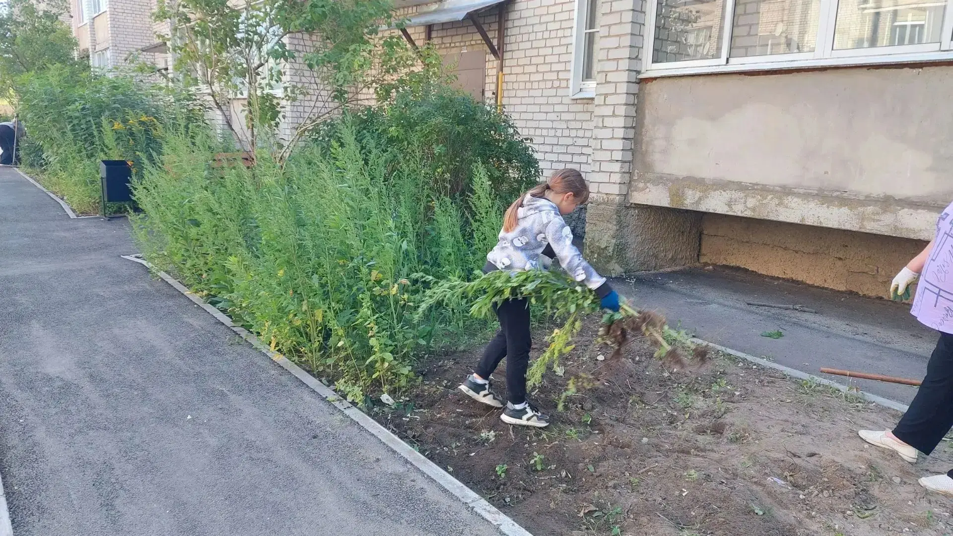 Жителями МКД 28 по ул. 40 лет Октября и МКД 3 по ул. Дзержинского проведен субботник по...