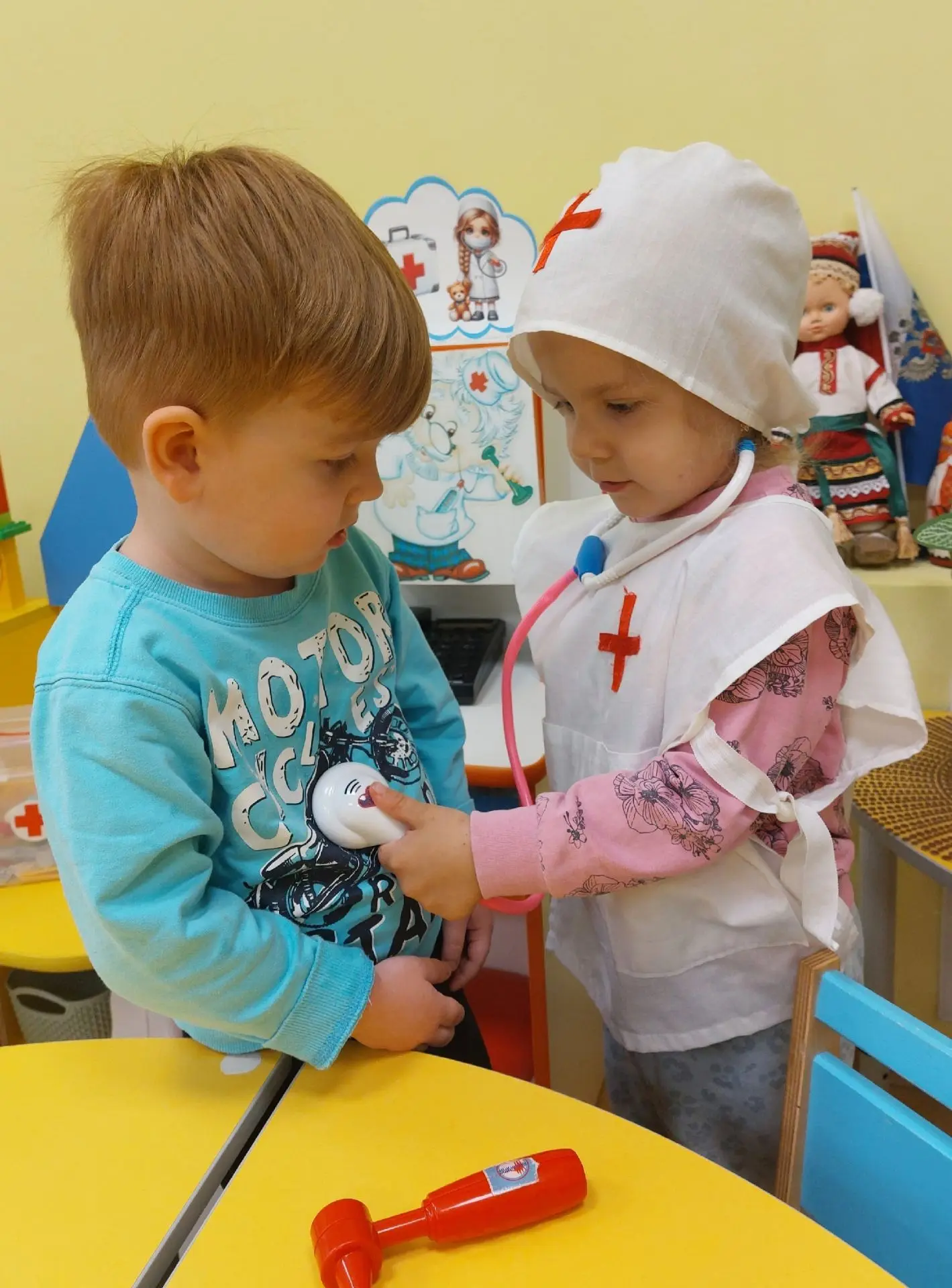 Сюжетно‑ролевая игра — один из ведущих видов деятельности в детском саду. В ходе таких ...