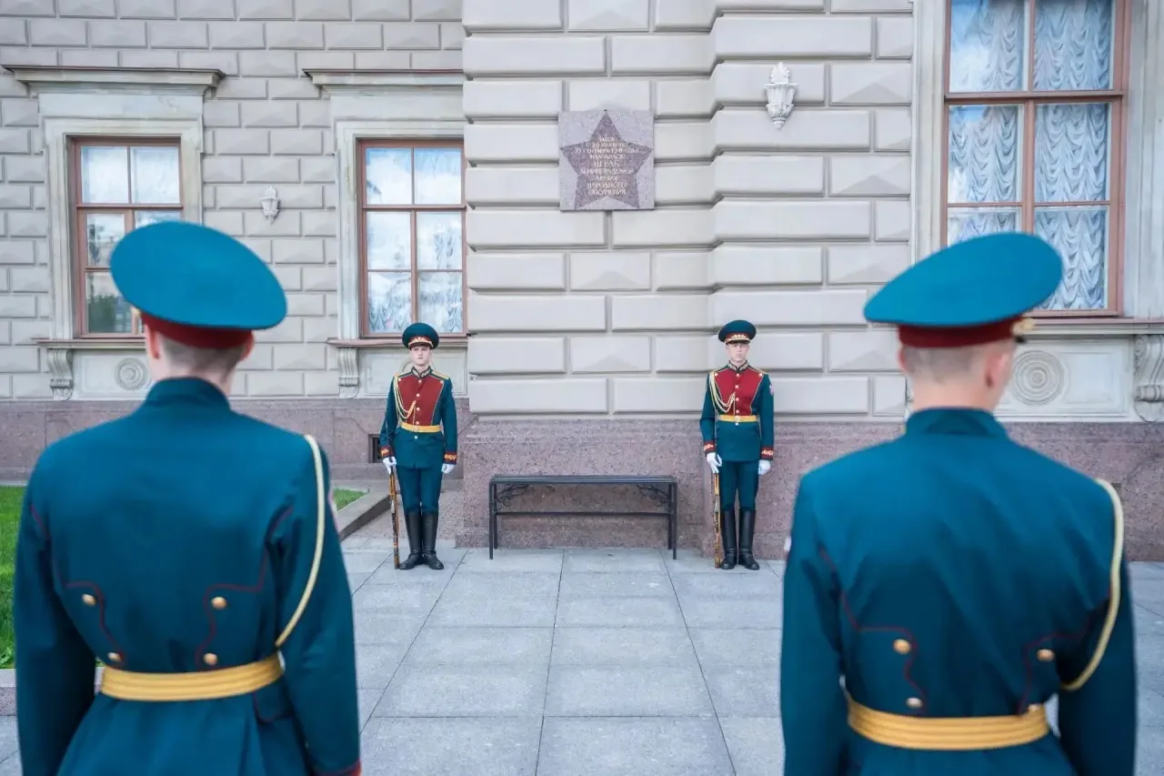 Вместе с коллегами-депутатами почтили бойцов Ленинградской армии народного ополчения — возложили цве