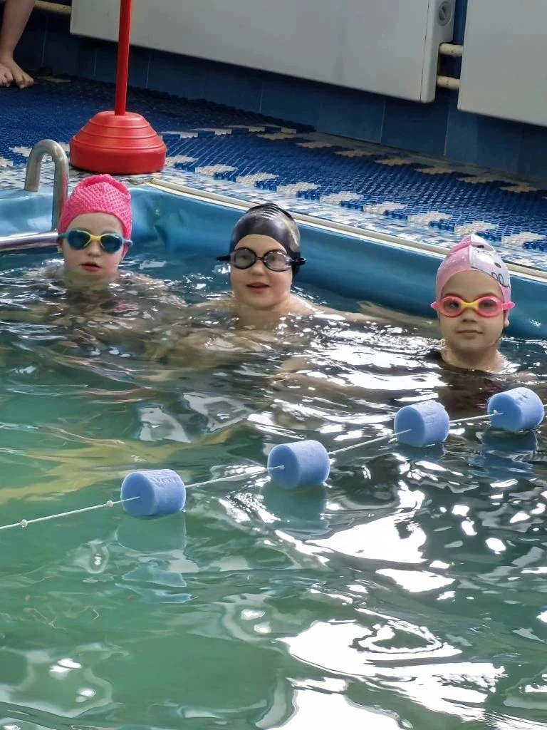 🌊 Весёлые старты на воде: 7 группа в поисках пиратских сокровищ!  🏊‍♀🏊Сегодня воспитанники 7 группы 