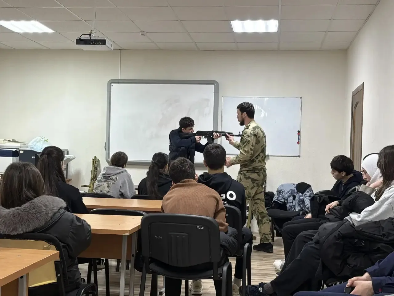 В преддверии Дня защитника Отечества, обучающиеся десятых классов нашей школы,  посетили спецподразд