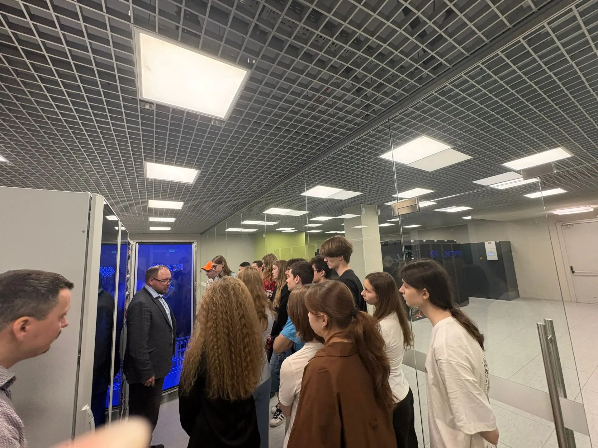 В рамках летней практики учащиеся 10-х классов посетили вычислительный центр Политеха.

Лицеисты уви